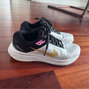 Nike White/Pink/Black Womens Sneakers Size 6.5